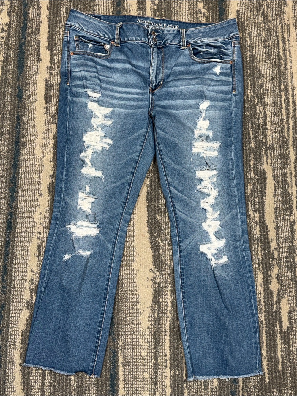Size 16 AEO Super Super Stretch Distressed Artist Crop Jeans in Medium Blue